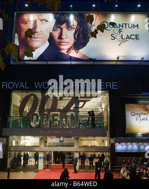 Il teatro Odeont Leicester Square Londra pronta per la prima mondiale del film 007 "Quantum of Solace" Foto Stock