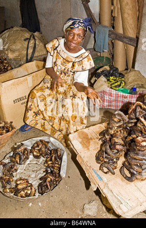 Venditore alla bancarella del mercato, Douala, Camerun, Africa Foto Stock