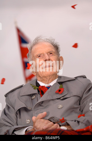 L'ultimo superstite TOMMY BRITANNICO HARRY PATCH frequentando il lancio del 2007 Appello di papavero a Weston super Mare Somerset Foto Stock