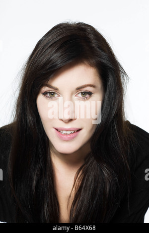 Studio shot ritratto isolato su sfondo bianco di una bella donna divertente espressiva Foto Stock