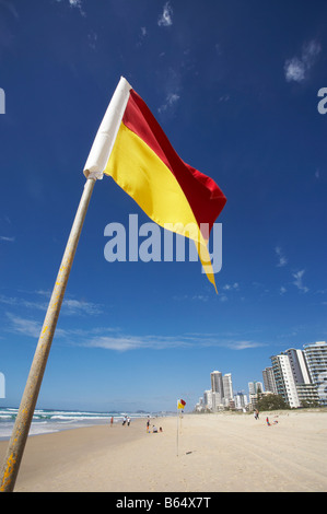 Surf Lifesaving bandiera di Surfers Paradise, Gold Coast di Queensland in Australia Foto Stock