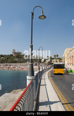 Bus pubblico sul lungomare di via di St George's Bay, St Julians Paceville Malta Foto Stock