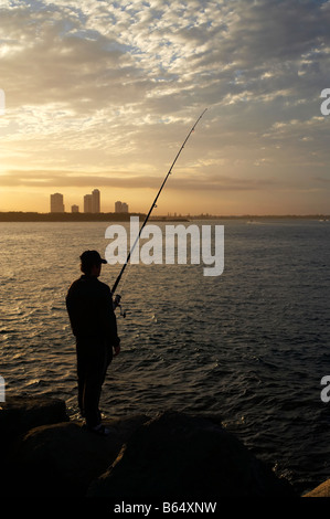 La pesca in Gold Coast Seaway Il Broadwater in testa Nerang allo spiedo Gold Coast di Queensland in Australia Foto Stock