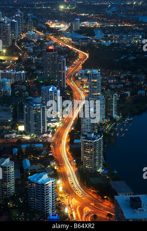 Tempo di Notte Vista della Gold Coast Highway da Q1 grattacielo di Surfers Paradise, Gold Coast di Queensland in Australia Foto Stock