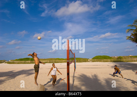 I giovani a giocare pallavolo sulla spiaggia di South Beach Miami USA Foto Stock