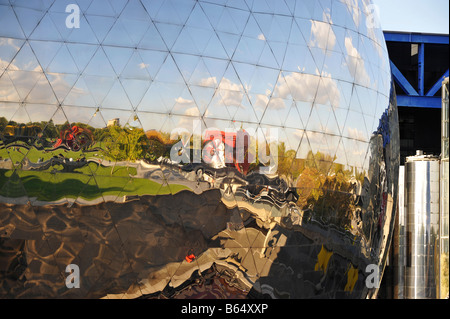 La Cité des sciences et de lindustrie città delle scienze e dell'industria Parigi Francia il Geode schermo gigante cinema Parc de la Villette Foto Stock