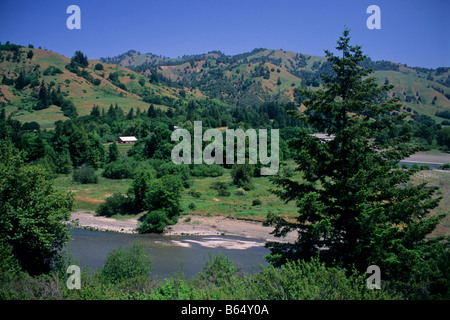 Colline e vette oltre il Fiume Mattole nel re gamma Humboldt rurale County in California Foto Stock