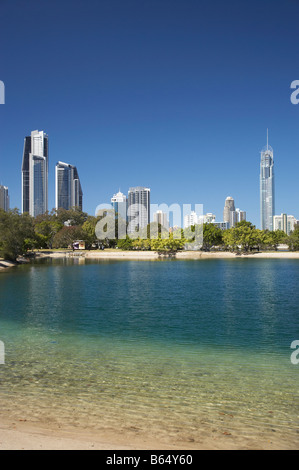 Q1 grattacielo e Surfers Paradise vista dal Parco Evandale Gold Coast di Queensland in Australia Foto Stock