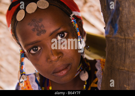 Questo Fulani ragazza di Bele Kwara, Niger ha camminato 10 chilometri per partecipare al mercato settimanale nella città di Torodi. Foto Stock