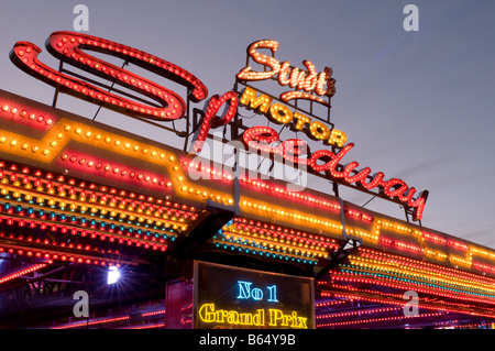 Illuminata luminosamente fairground ride Studts Motor Speedway dodgems ride crepuscolo serale al crepuscolo Foto Stock