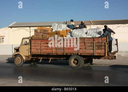 Camion francese martellato a Nouadhibou Mauritania Sahara occidentale Foto Stock