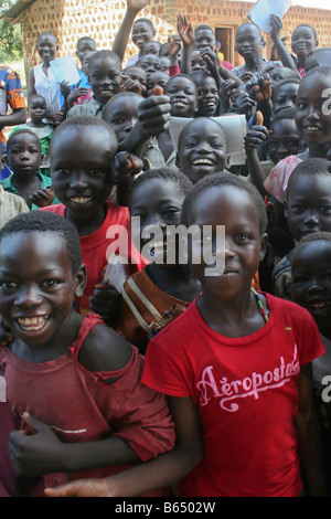 Un gruppo di scuole elementari gli studenti frequentano una sanità pubblica circa la sessione di prevenzione della malaria in W. Mundri County, Sud Sudan . Foto Stock