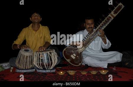 Due musicisti che suonano i tamburi tabla e sitar in Varanasi India Foto Stock