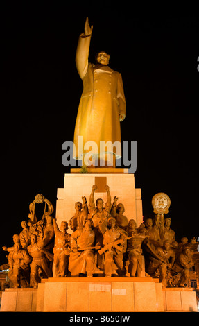 Statua di Mao eroi Zhongshan Square Shenyang Provincia di Liaoning in Cina Foto Stock