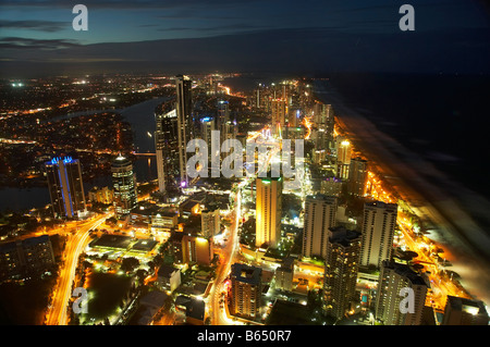 Tempo di notte vista dal Q1 grattacielo di Surfers Paradise, Gold Coast di Queensland in Australia Foto Stock