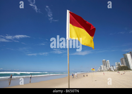 Surf Lifesaving bandiera di Surfers Paradise, Gold Coast di Queensland in Australia Foto Stock