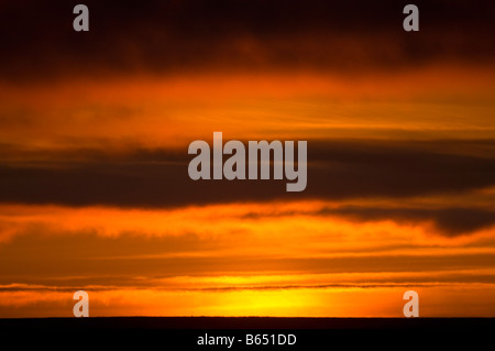 Il tramonto estivo si riflette in modo lucente nelle nuvole su un mare privo di ghiaccio nell'area Beaufort Sea 1002 dell'Arctic National Wildlife Refuge, North Slope, Alaska Foto Stock