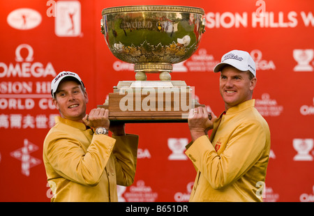 Henrik Stenson e Robert Karlsson di Svezia posano con il trofeo dopo aver vinto il round finale del 54th Golf World Cup Foto Stock