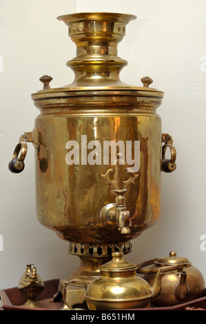 Ottone samovar russo per la preparazione del tè Foto Stock