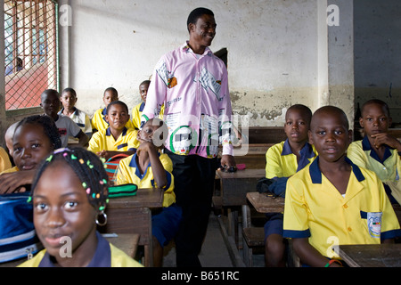 Aeroplano sulla pista all'Aeroporto Internazionale di Douala, Camerun Africa Foto Stock