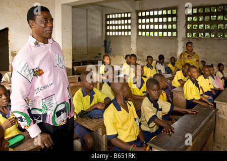 Insegnante e studenti in aula Douala Camerun Africa Foto Stock