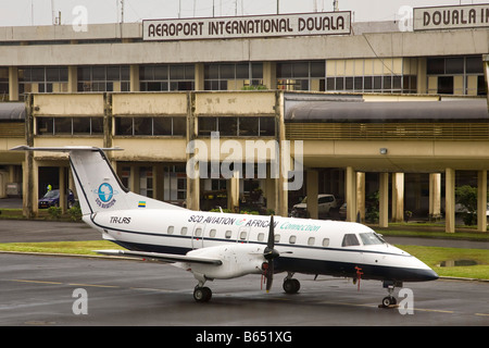 Aeroplano sulla pista all'Aeroporto Internazionale di Douala, Camerun Africa Foto Stock