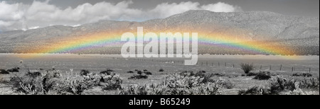 Colore Arcobaleno sull'immagine in bianco e nero prese a valle rifugio dall'Anza Borrego Desert in San Diego County Foto Stock