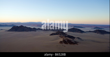 Spettacolare alba sulle montagne nel deserto del Namib area Sossusvlei Namib Naukluft National Park Namibia Foto Stock