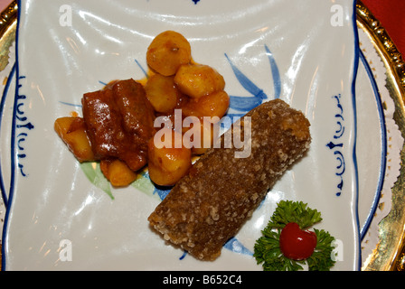 Acqua cotta a vapore le castagne con carne di maiale sparerib nella spessa salsa marrone e appiccicoso riso glutinoso torta antipasto cinese Foto Stock