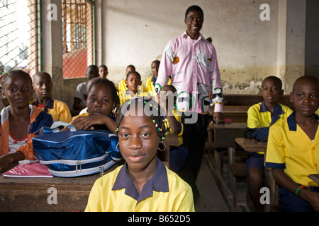 Studenti e insegnanti in classe scolastica, Douala, Camerun, Africa Foto Stock