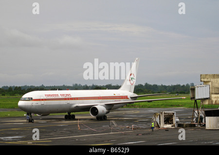 Aereo della Cameroon Airlines in pista all'Aeroporto Internazionale di Douala Camerun Africa Foto Stock