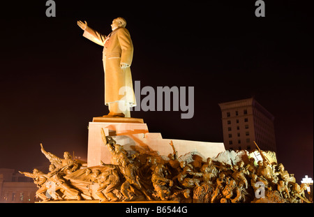 Mao statua lunga vista laterale con gli eroi di Zhongshan Square Shenyang Provincia di Liaoning in Cina durante la notte Foto Stock