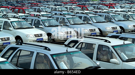 Righe del nuovo marchio Geely automobili appena rotolato fuori linea di assemblaggio, Taizhou, nella provincia di Zhejiang, Cina Foto Stock