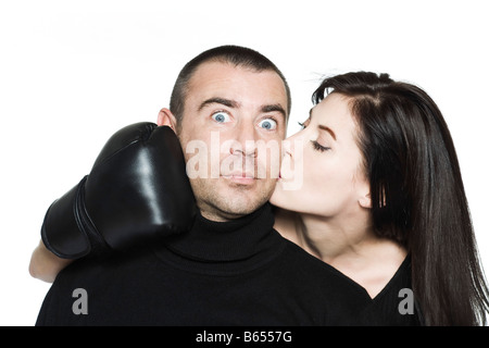 Studio shot ritratto isolato su sfondo bianco di una bella coppia divertenti scontri espressiva Foto Stock