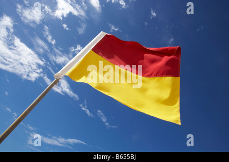 Surf Lifesaving bandiera di Surfers Paradise, Gold Coast di Queensland in Australia Foto Stock