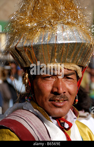 Un uomo ladakhi indossando abiti tradizionali in Ladakh festival Foto Stock