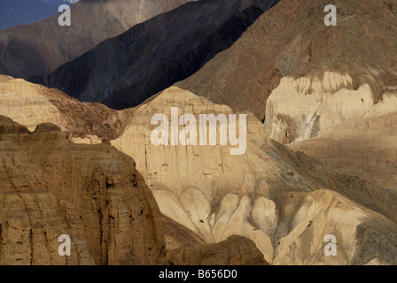 La zona della Valle della Luna vicino Lamayuru Ladkh in India è stato un ex lago dopo erosione,questo è il lago di erosione. Foto Stock