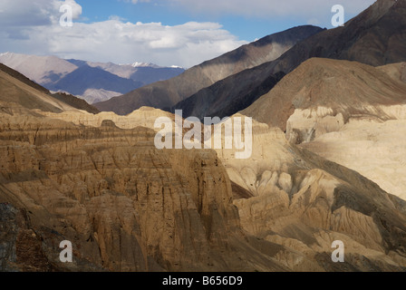 La zona della Valle della Luna vicino Lamayuru Ladkh in India è stato un ex lago dopo erosione,questo è il lago di erosione. Foto Stock