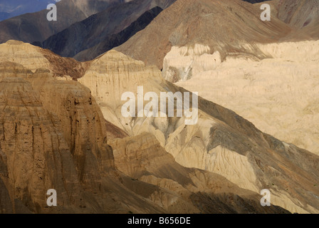 La zona della Valle della Luna vicino Lamayuru Ladkh in India è stato un ex lago dopo erosione,questo è il lago di erosione. Foto Stock