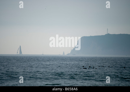 Vista di Cabrillo National Monument da Coronado Island con barche a vela San Diego California USA Foto Stock