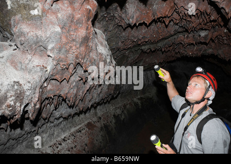 Turistico in portoghese è più grande Grotta Vulcanica Gruta das Torres isola Pico Azzorre Portogallo Foto Stock