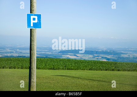 Cartello stradale della lettera 'p', Campagna in background Foto Stock