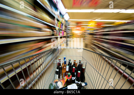 Shopping nel supermercato Foto Stock