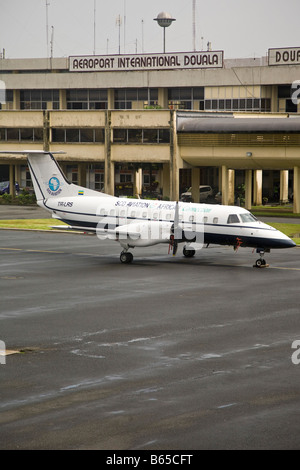 Aeroplano sulla pista all'Aeroporto Internazionale di Douala, Camerun Africa Foto Stock