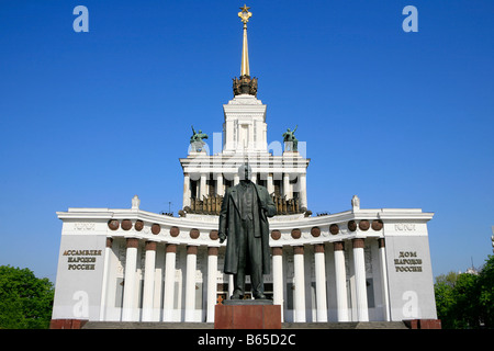 Statua di Vladimir Lenin (1870-1924) all'All-Russia al centro esposizioni di Mosca, Russia Foto Stock