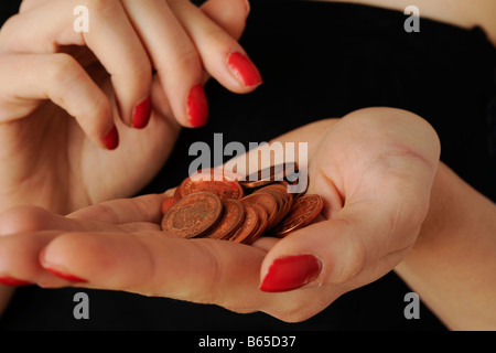 Contando un penny monete nel palmo di una donna di mano. © Mark Shenley Foto Stock