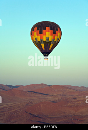 La mongolfiera oltre il deserto del Namib Naukluft dune NP Namibia Foto Stock