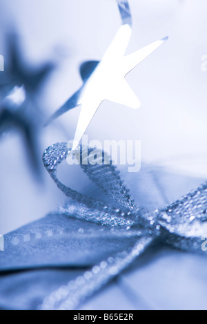 Ornamento stella appesa sopra il regalo di Natale, close-up Foto Stock