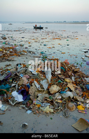 India, Uttar Pradesh, Varanasi, Ganga river, immondizia nel fiume. Foto Stock