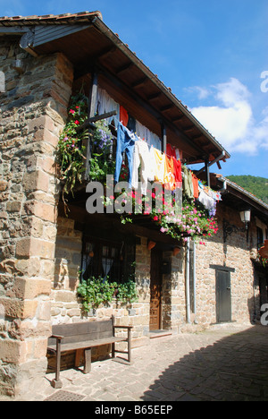 La facciata della casa tipica. Barcena Mayor. Cantabria provincia. Spagna. Foto Stock